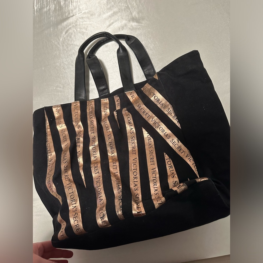Perfect on the go tote bag for travel or the beach.
